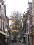 902834 Afbeelding van de kerstverlichting boven de Mariastraat te Utrecht, met op de achtergrond de Mariaplaats.